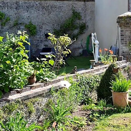 La Maison Des Buis Bed & Breakfast 3*
