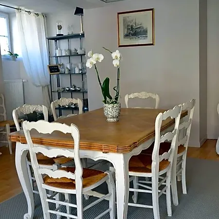 La Maison Des Buis לינה וארוחת בוקר 3*