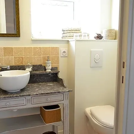 La Maison Des Buis לינה וארוחת בוקר 3*