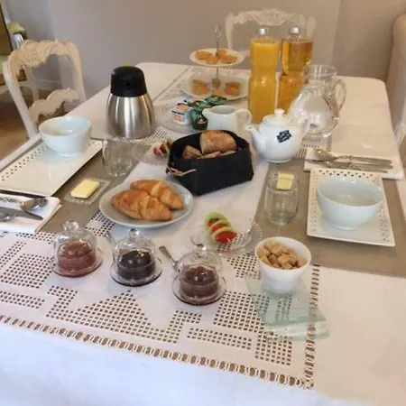 La Maison Des Buis לינה וארוחת בוקר 3*