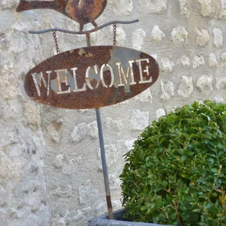 La Maison Des Buis לינה וארוחת בוקר 3*