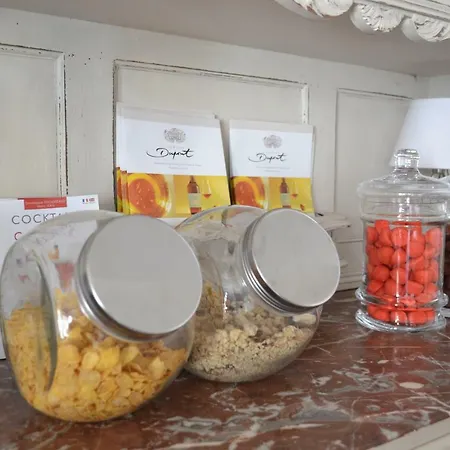 La Maison Des Buis לינה וארוחת בוקר 3*