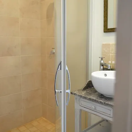 La Maison Des Buis לינה וארוחת בוקר 3*