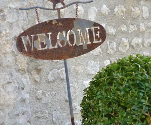 La Maison Des Buis לינה וארוחת בוקר 3*