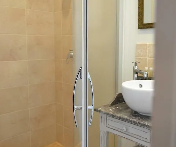 La Maison Des Buis Bed & Breakfast 3*